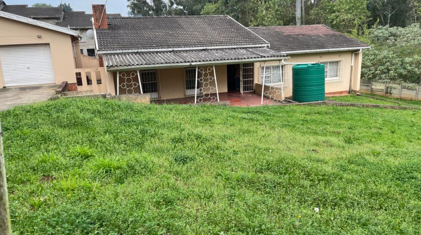 3 Bedroom House & Double Garage Property Images