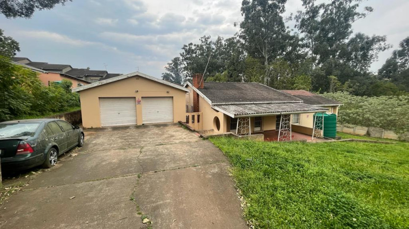3 Bedroom House & Double Garage Property Images