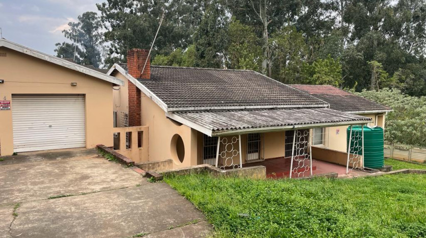 3 Bedroom House & Double Garage Property Images