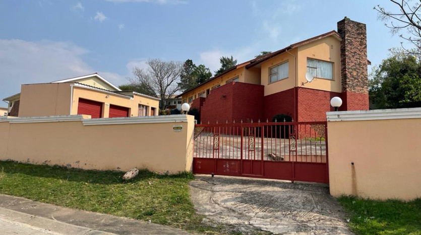 3 Bedroom House with Outbuilding in Butterworth Property Images