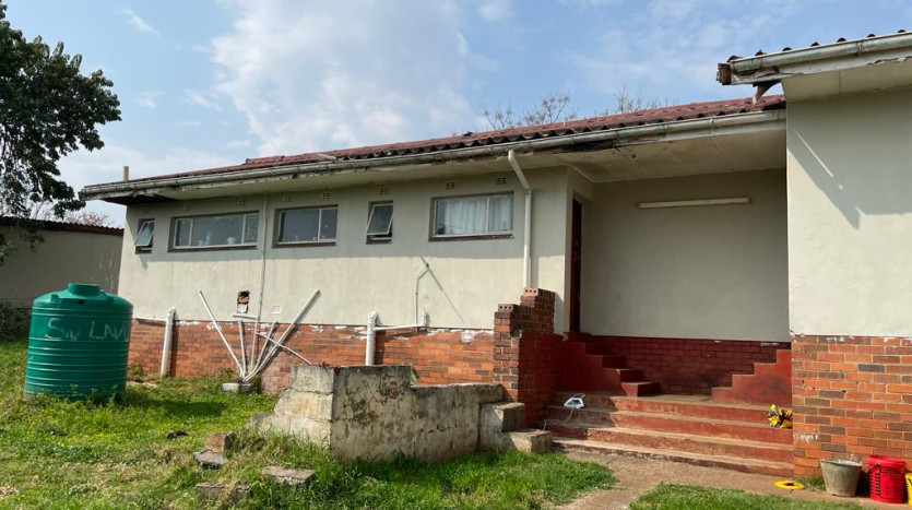 3 Bedroom House with Outbuilding in Butterworth Property Images