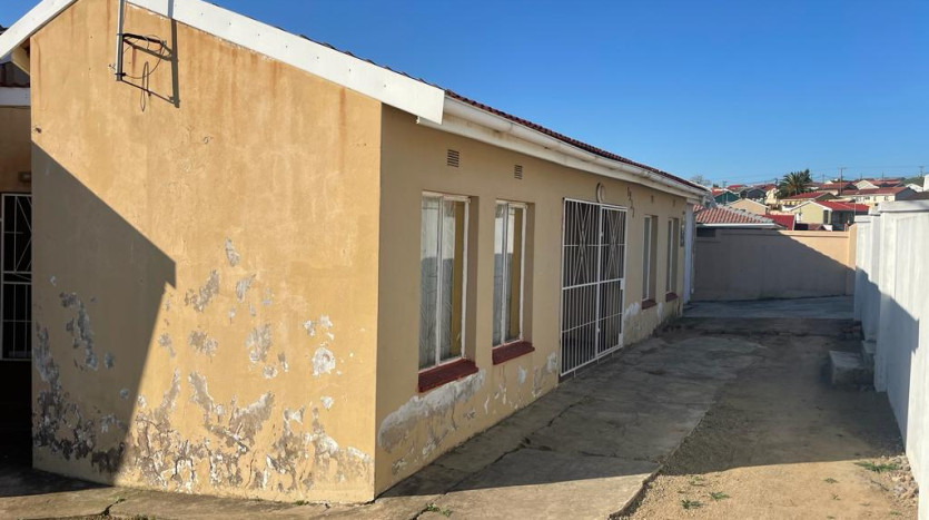 3 Bedroom Home in Phakamisa Property Images