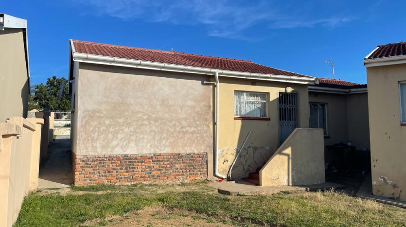 3 Bedroom Home in Phakamisa Property Images