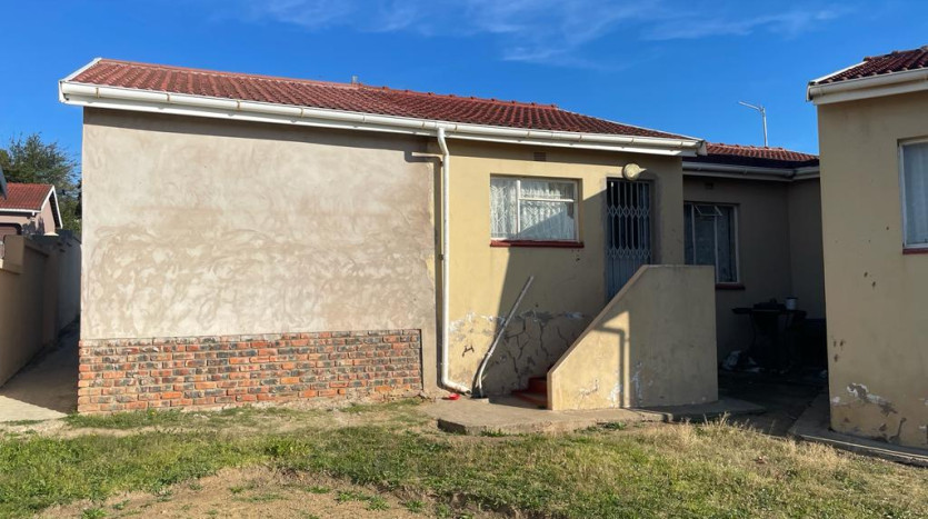 3 Bedroom Home in Phakamisa Property Images
