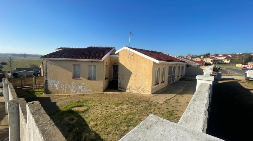 3 Bedroom Home in Phakamisa Property Images