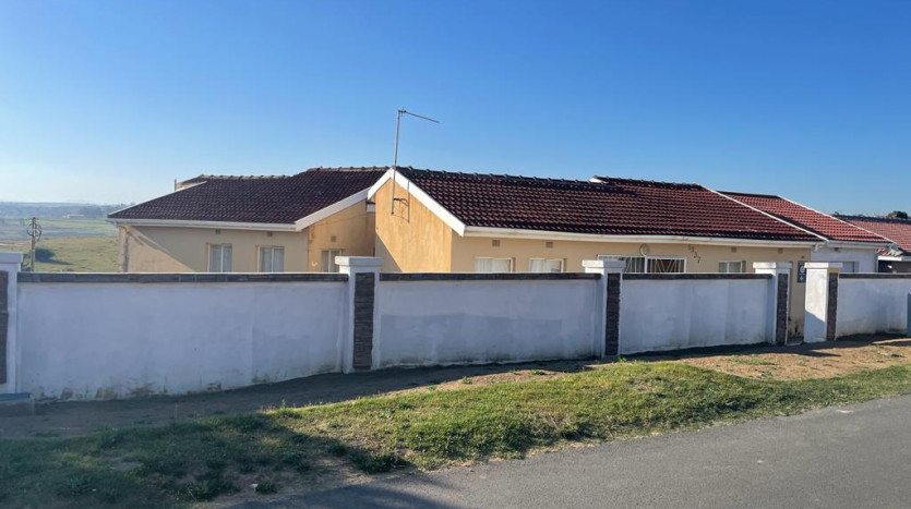 3 Bedroom Home in Phakamisa Property Images