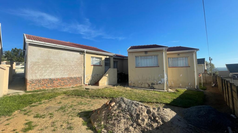 3 Bedroom Home in Phakamisa Property Images