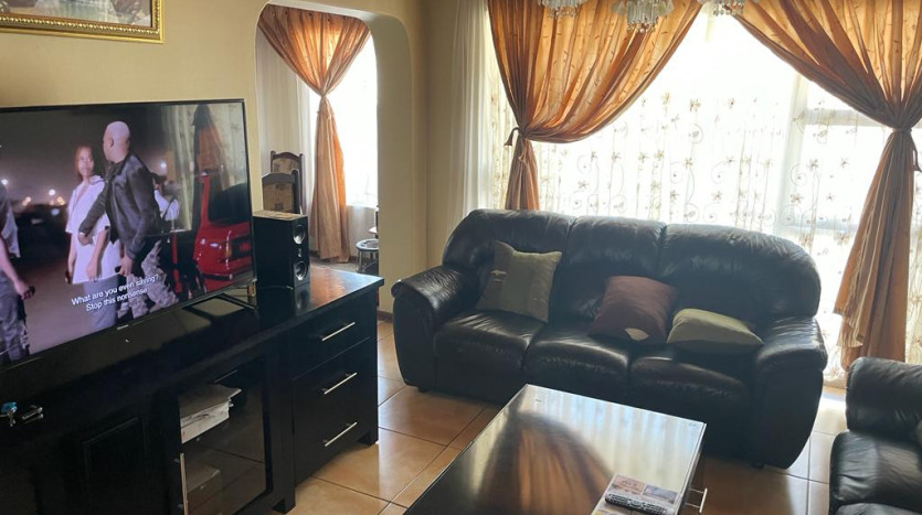 3 Bedroom Home in Phakamisa Property Images