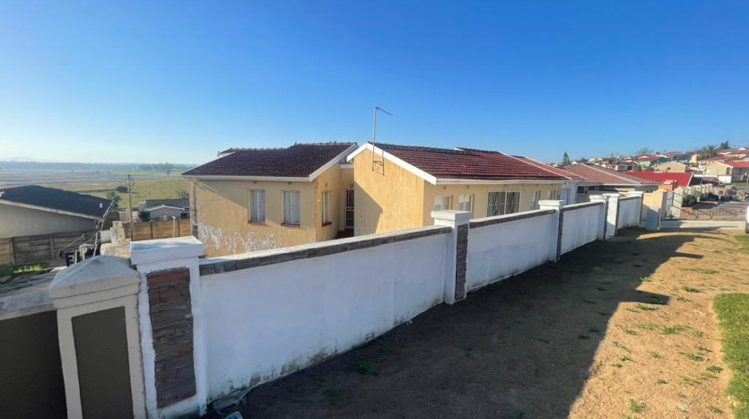 3 Bedroom Home in Phakamisa Property Images