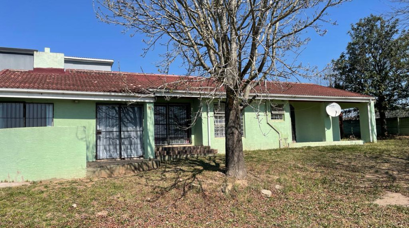 4 Bedroom House & Outbuilding in Mthatha Property Images