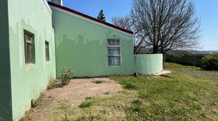 4 Bedroom House & Outbuilding in Mthatha Property Images