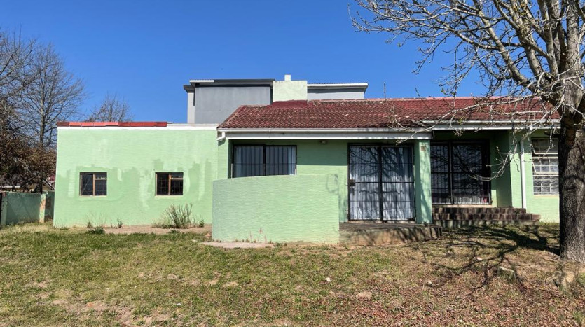 4 Bedroom House & Outbuilding in Mthatha Property Images
