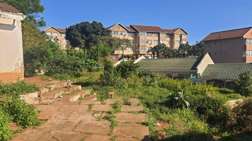 THE SELLER IS CONSIDERING OFFERS FROM R2 500 000 Property Images