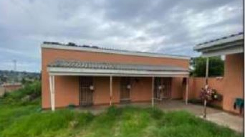 4 Bedroom House in Southernwood Property Images