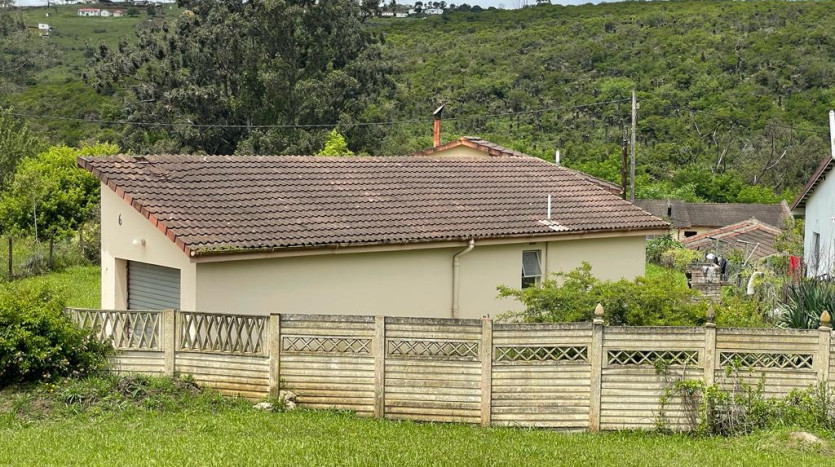 3 Bedroom House with Garage Property Images