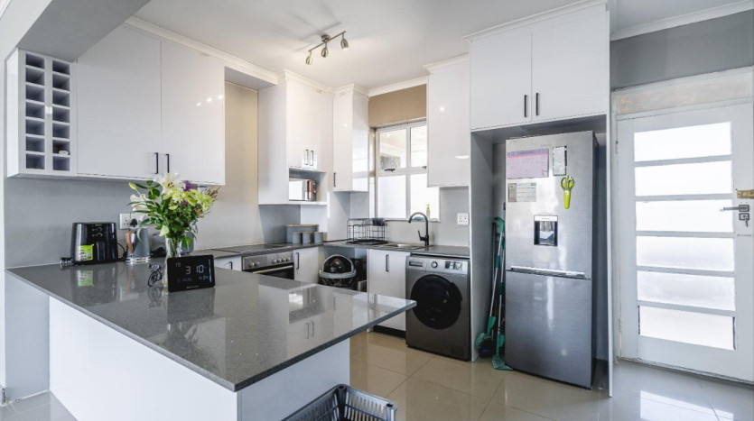 Upmarket Apartment in Sea Point, Cape Town Property Images