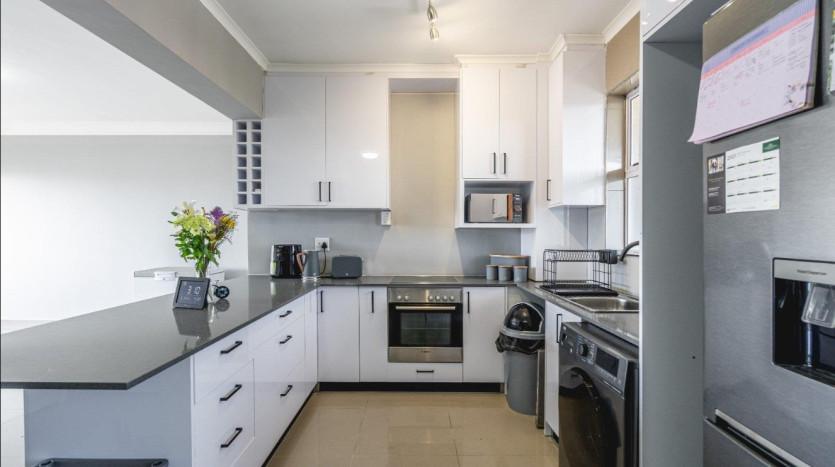 Upmarket Apartment in Sea Point, Cape Town Property Images