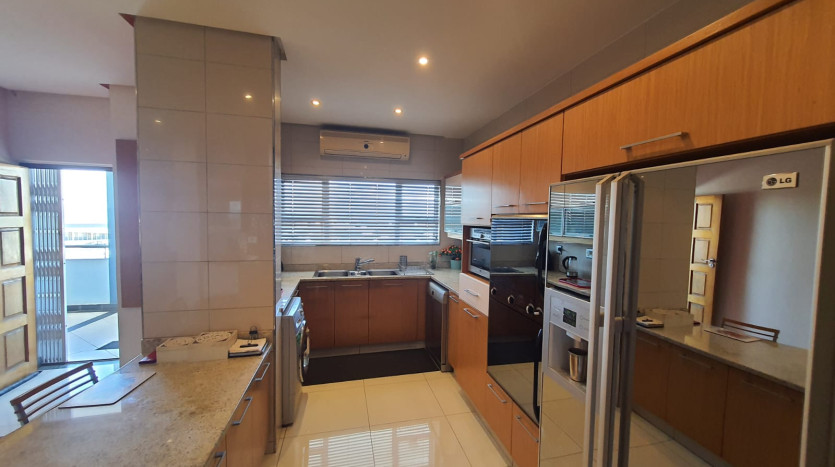 Exceptional executive apartment for sale in the heart of Gateway, Durban Property Images