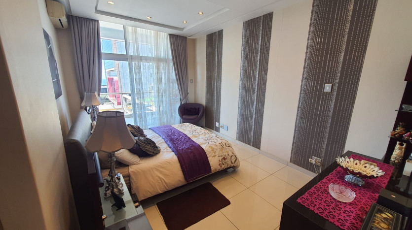 Exceptional executive apartment for sale in the heart of Gateway, Durban Property Images