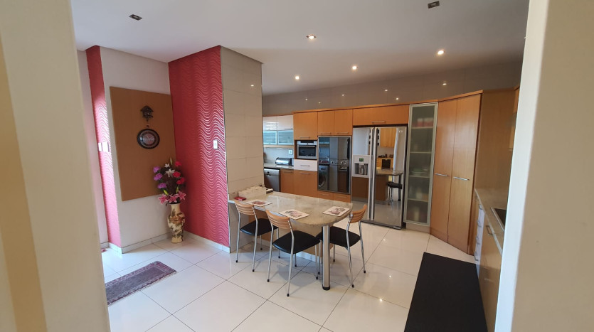 Exceptional executive apartment for sale in the heart of Gateway, Durban Property Images