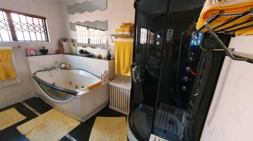 Two Homes in Bendor Park Property Images