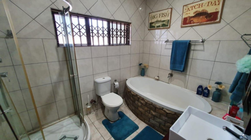 Two Homes in Bendor Park Property Images