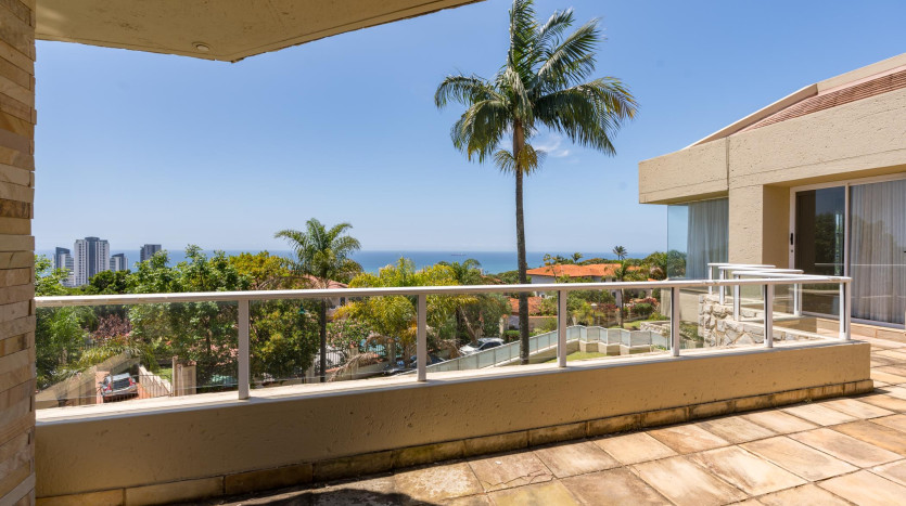 Experience the Umhlanga lifestyle with this modern, executive home in Umhlanga Ridge. Property Images