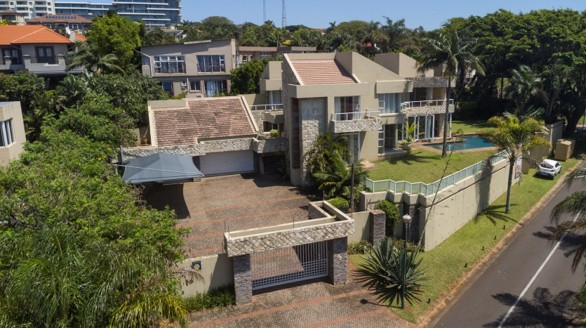 Experience the Umhlanga lifestyle with this modern, executive home in Umhlanga Ridge. Property Images