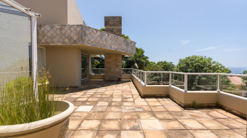 Experience the Umhlanga lifestyle with this modern, executive home in Umhlanga Ridge. Property Images