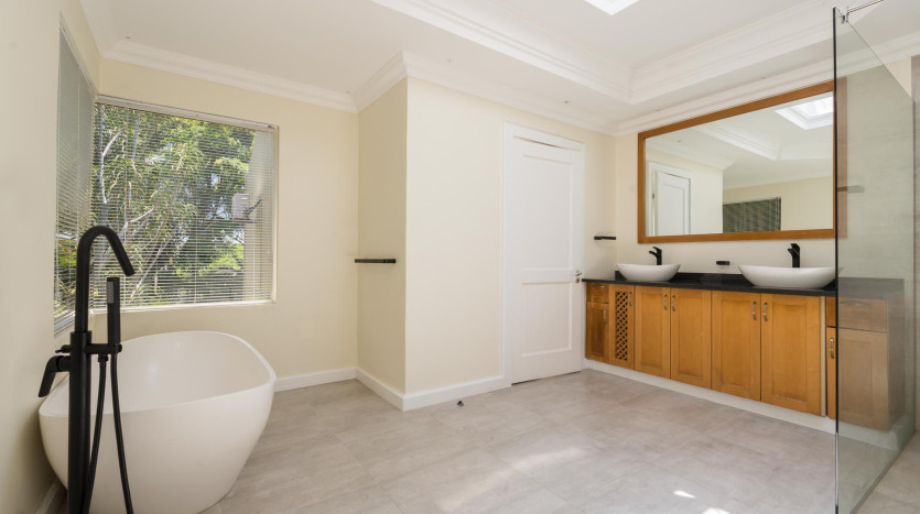 Experience the Umhlanga lifestyle with this modern, executive home in Umhlanga Ridge. Property Images