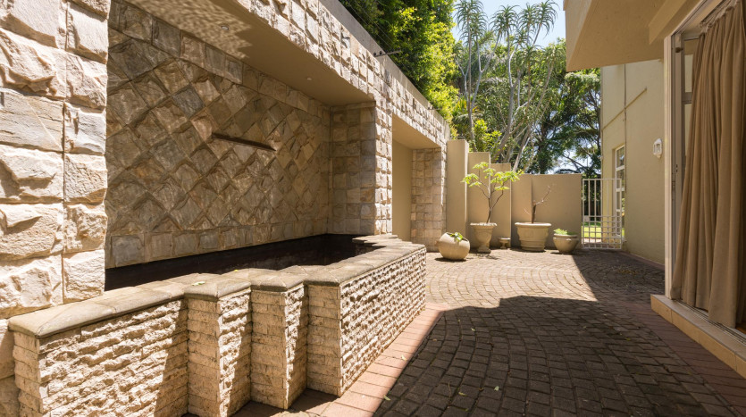 Experience the Umhlanga lifestyle with this modern, executive home in Umhlanga Ridge. Property Images
