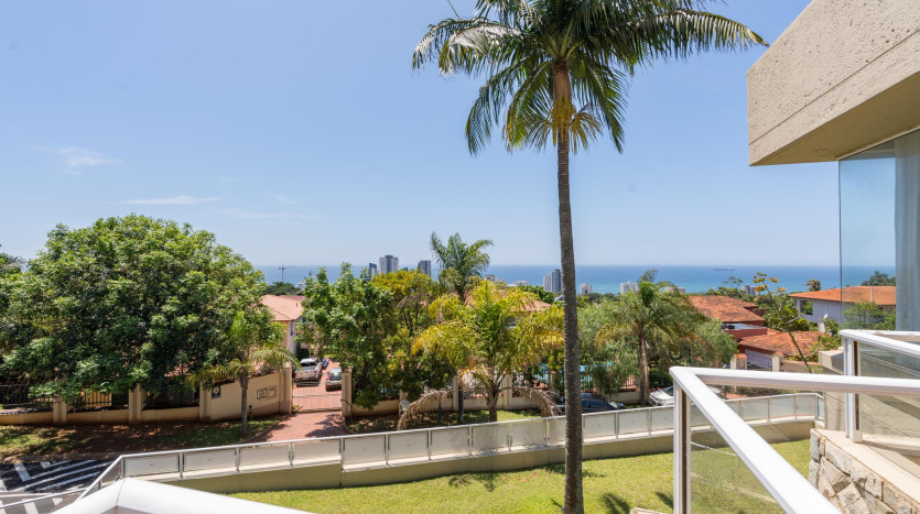 Experience the Umhlanga lifestyle with this modern, executive home in Umhlanga Ridge. Property Images