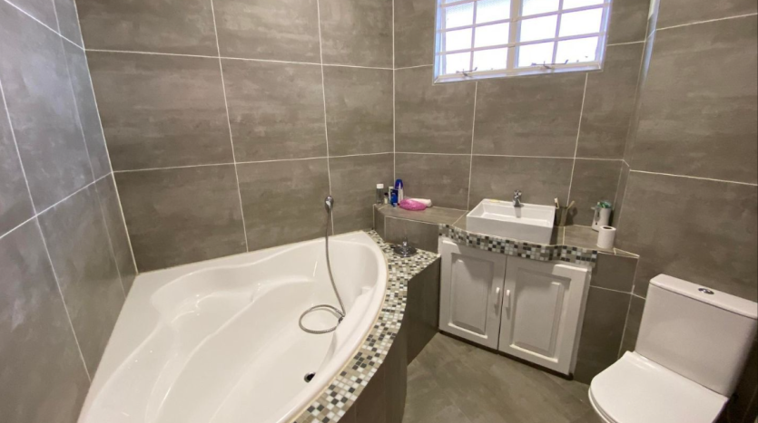 3 Bedroom Executive Apartment in Sandton’s Shopping Mecca Property Images