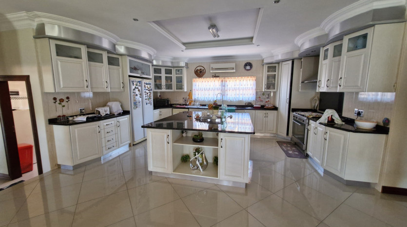 5 Bedroom Home with Multiple Amenities Property Images