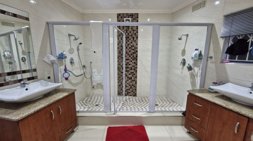 Unmatched Value in this 4-Bedroom Entertainer's Dream! Property Images
