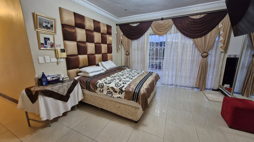 Unmatched Value in this 4-Bedroom Entertainer's Dream! Property Images