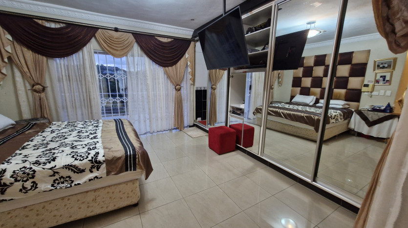 Unmatched Value in this 4-Bedroom Entertainer's Dream! Property Images
