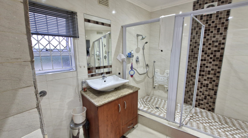 Unmatched Value in this 4-Bedroom Entertainer's Dream! Property Images
