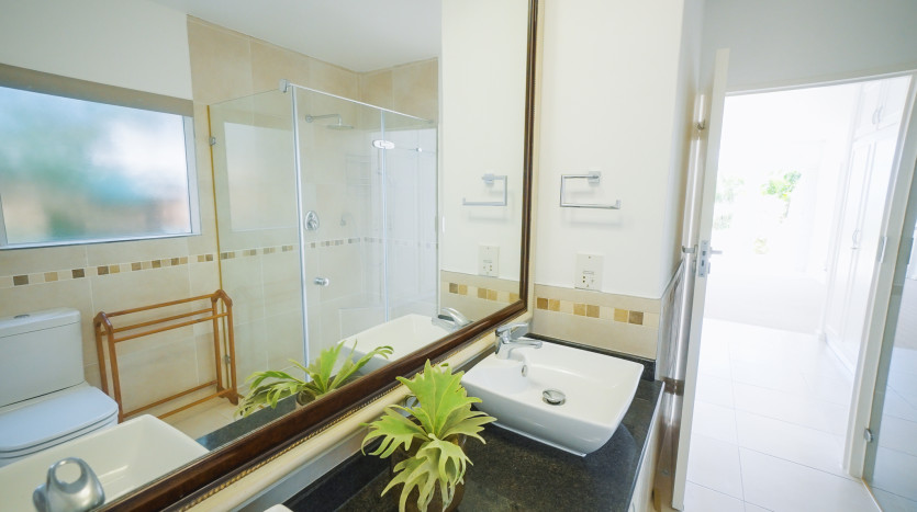 Beautiful Home in Walking Distance from Umhlanga Village and Beaches Property Images