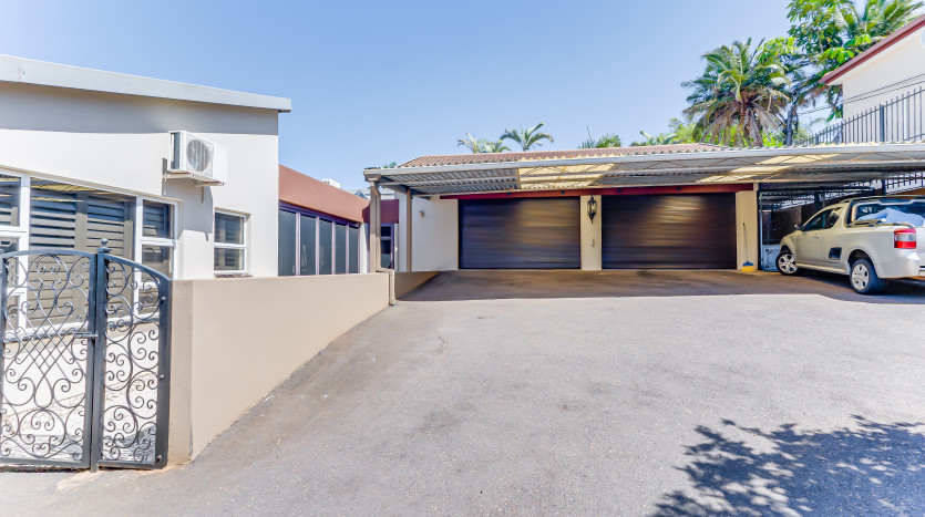 Designer 4 Bedroom Home in Central Umhlanga Property Images
