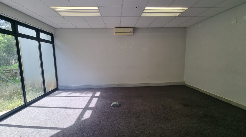 High-End Industrial Unit in Maxmead Property Images