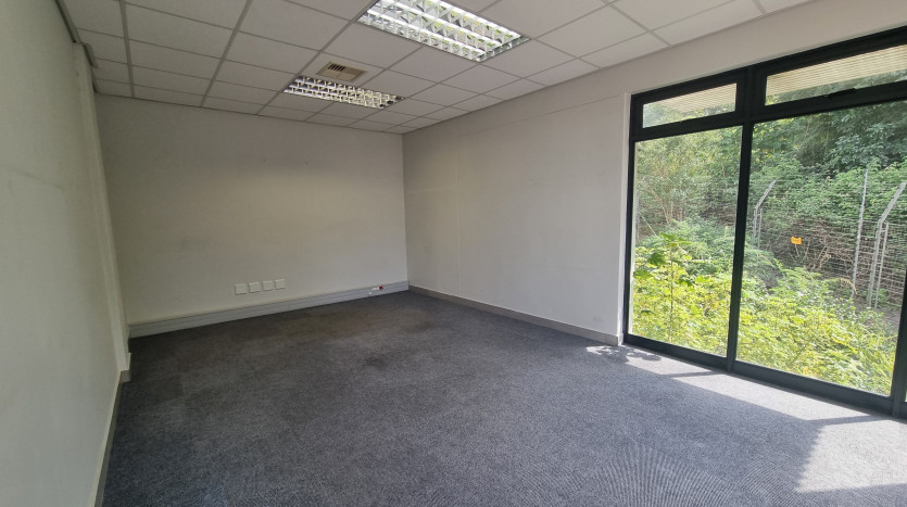 High-End Industrial Unit in Maxmead Property Images
