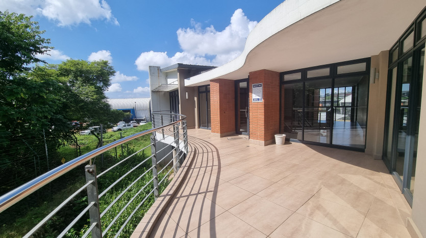 High-End Industrial Unit in Maxmead Property Images