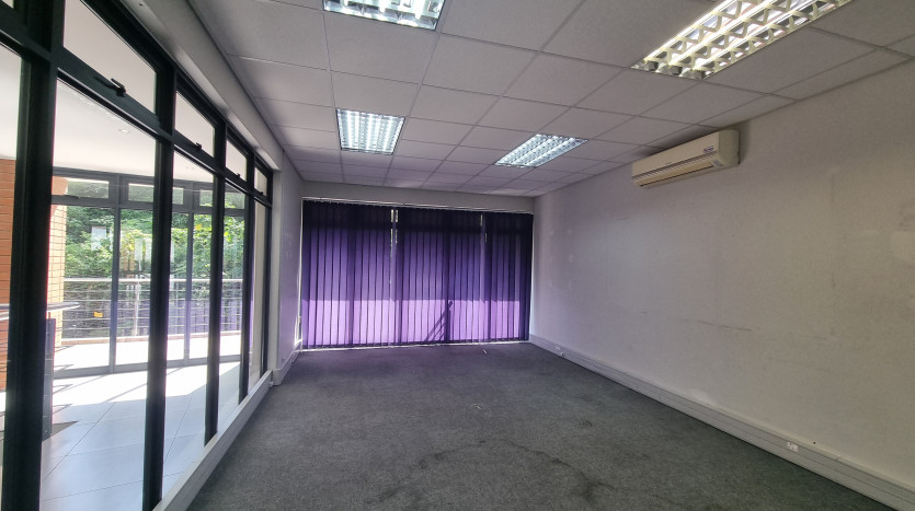 High-End Industrial Unit in Maxmead Property Images
