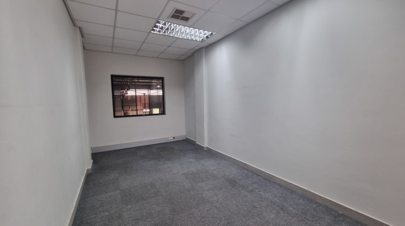 High-End Industrial Unit in Maxmead Property Images