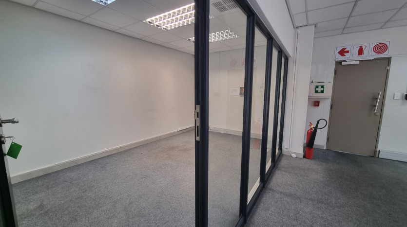 High-End Industrial Unit in Maxmead Property Images