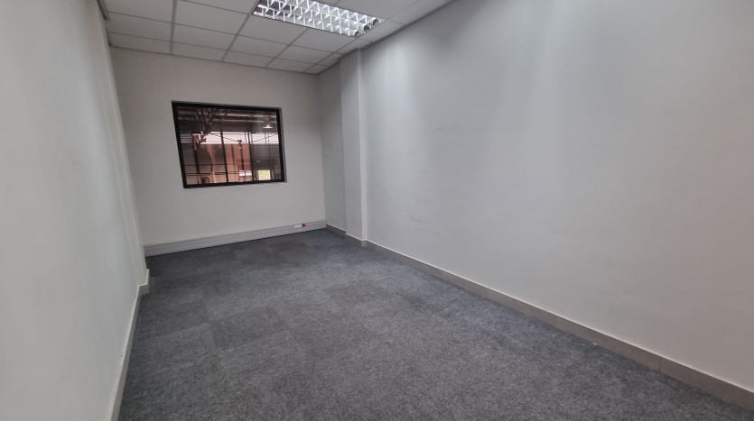 High-End Industrial Unit in Maxmead Property Images