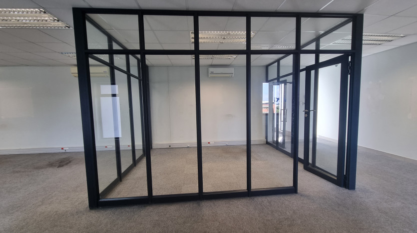 High-End Industrial Unit in Maxmead Property Images