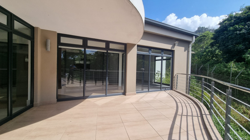 High-End Industrial Unit in Maxmead Property Images
