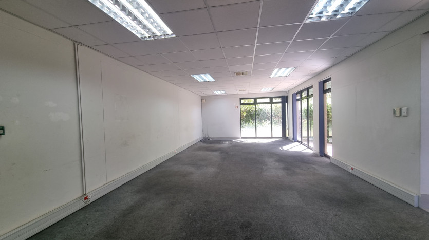 High-End Industrial Unit in Maxmead Property Images